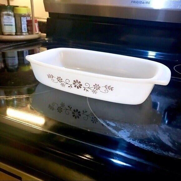 Vitrocrisa Pyr-o-rey Vintage Dynaware Milk Glass Brown Daisies Casserole Dish - Picture 1 of 9